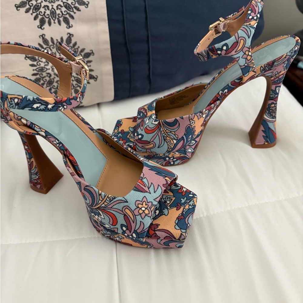 Gianni Bini Blue and Pink Heels with Chic Design